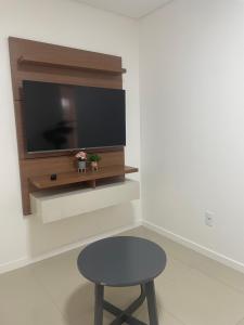 TV a/nebo společenská místnost v ubytování Apartamento à 370m do mar