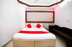 Katil atau katil-katil dalam bilik di Hotel Rama Utsav +3 gambar