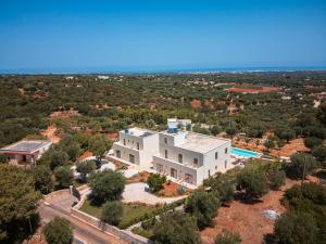Una vista aérea de una gran casa blanca con piscina. en HelloAPULIA Monopoli - Casina Menga - Luxury Villa with Pool & Sea View, en Padresergio