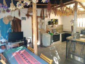 a living room with a kitchen with a table and a counter at Dormir con llamas in Maimará