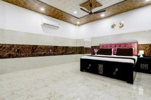 a bedroom with a bed and a wall with tiles at Hotel O R R GARDEN HOTEL in Kānpur +21 photos