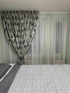 Un dormitorio con una cama con una cortina negra y plateada. en Nahe Airport Ber Adlershof, en Schönefeld