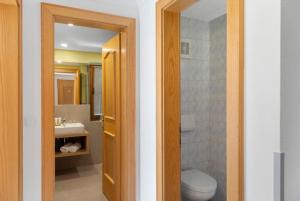 une salle de bain avec toilettes et lavabo dans l'établissement Living Apart Anita, à Oetz 109 autres photos