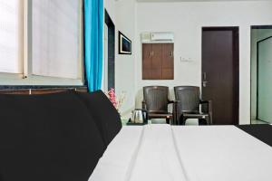 Una cama o camas en una habitación de FabHotel Pristine