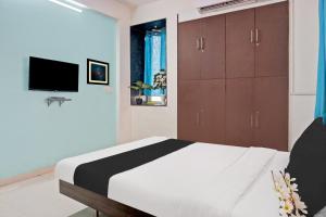 Una televisión o centro de entretenimiento en FabHotel Pristine