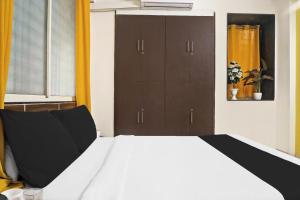 Una cama o camas en una habitación de FabHotel Pristine