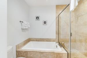 Phòng tắm tại The Oyster Bay Condo 107 +24 ảnh