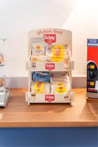 ein Kühlschrank mit einem glutenfreien Fach in einem Geschäft in der Unterkunft Lake Hotel Ifigenia in Nago-Torbole