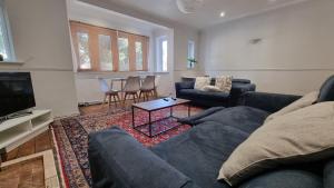 Coin salon dans l'établissement Free Parking Spacious Home