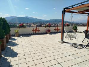 布拉索夫Penthouse City View Infinity的一个带椅子的庭院,享有城市美景