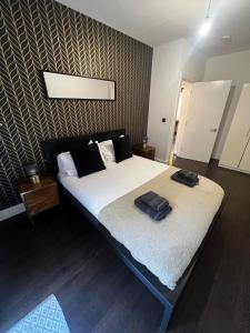 Un dormitorio con una cama grande con dos toallas encima. en River & Hospital Base, Kings Road Retreat, en Reading