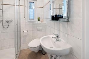 Bilik mandi di Ferienwohnung Fuldatalblick +24 gambar