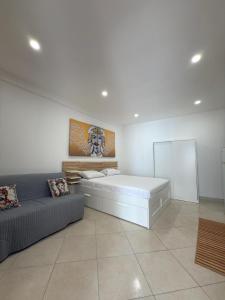 Un dormitorio grande con una cama y un sofá. en Ai Due Mori, en Milazzo