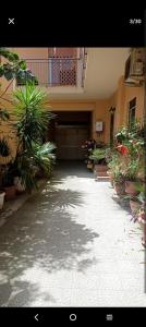 Un patio con plantas en macetas en un edificio. en Ai Due Mori, en Milazzo