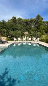 Πισίνα στο ή κοντά στο Les Gardis Family house for ideal refuge in Provence !
