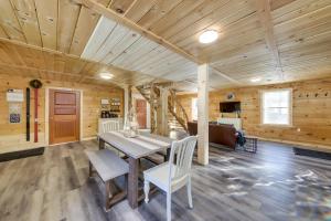 Μια τηλεόραση ή/και κέντρο ψυχαγωγίας στο Rangeley Retreat Cabin-Style Home Lake Access