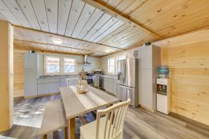Η κουζίνα ή μικρή κουζίνα στο Rangeley Retreat Cabin-Style Home Lake Access