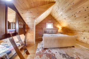 Ένα ή περισσότερα κρεβάτια σε δωμάτιο στο Rangeley Retreat Cabin-Style Home Lake Access