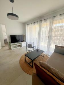 a living room with a couch and a coffee table at Magnifique appartement au dessus des halles de Hyeres, coeur de ville in Hyères