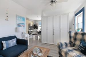 un salon avec un canapé et une table dans l'établissement Fewo Küstkieker, à Sankt Peter-Ording