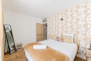 Un pat sau paturi într-o cameră la Maison moderne de 3 chambres, proche du tram +14 fotografii