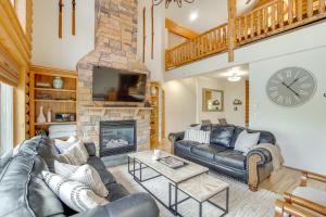 ein Wohnzimmer mit Couch und Kamin in der Unterkunft Hot Tub, Game Room! 3-Story Brian Head Home in Brian Head