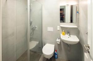 NiederdorlaにあるAppartement in Übigauのシャワー、トイレ、洗面台を備えたバスルーム +29枚の写真