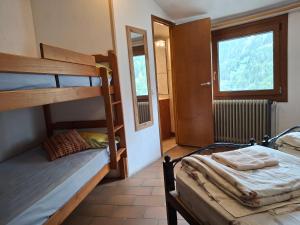 a bedroom with two bunk beds and a window at Mitja Pensió Hostal Pastuira Vallter 7 in Setcases
