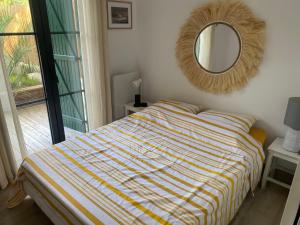 Ένα ή περισσότερα κρεβάτια σε δωμάτιο στο Maison proche plage et Golf