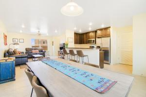 eine Küche und ein Wohnzimmer mit Tisch und Stühlen in der Unterkunft Rim Vista 17A2 in Moab