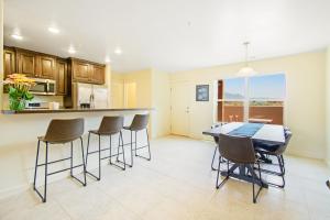 eine Küche mit Tisch und Stühlen in einem Zimmer in der Unterkunft Rim Vista 17A2 in Moab