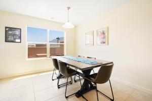 ein Esszimmer mit Tisch und Stühlen und einem Fenster in der Unterkunft Rim Vista 17A2 in Moab