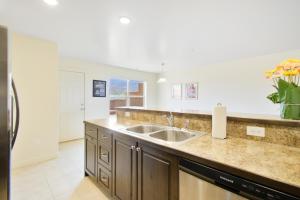 eine Küche mit Spüle und Kühlschrank in der Unterkunft Rim Vista 17A2 in Moab + 17 Fotos