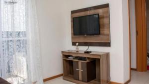 TV a/nebo společenská místnost v ubytování Lindo Apartamento, amplo e confortável, Penha Santa Catarina,