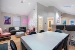 un soggiorno con tavolo e sedie di Good Vibe Tribe-2 Mi DT-Hot Tub-K Bed-Pet Friendly a Denver