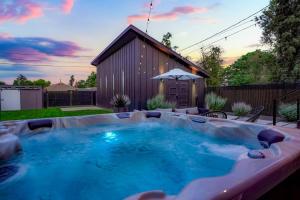 una piscina nel cortile di una casa di Good Vibe Tribe-2 Mi DT-Hot Tub-K Bed-Pet Friendly a Denver