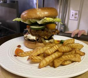 Imagen de la galería de Singing Trees Inn Queen Bed Riverside Getaway, en Glen Rose