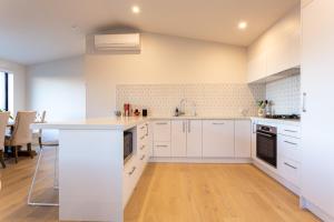 Kuchyň nebo kuchyňský kout v ubytování Queenstown Forest Family Lodge Retreat, Views & Spa Pool, Close to town