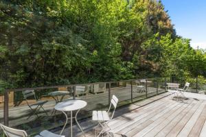 Balkón nebo terasa v ubytování Queenstown Forest Family Lodge Retreat, Views & Spa Pool, Close to town + 42 fotografií