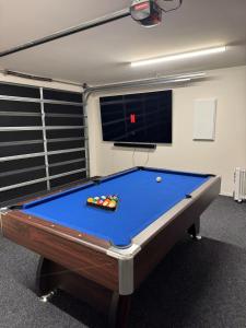 Biliár nebo kulečník v ubytování Queenstown Forest Family Lodge Retreat, Views & Spa Pool, Close to town