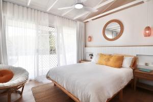 Postel nebo postele na pokoji v ubytování Pink Coastal Escape