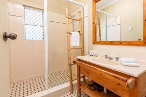 Ένα μπάνιο στο Welcome to Coconut Palms Unit 4