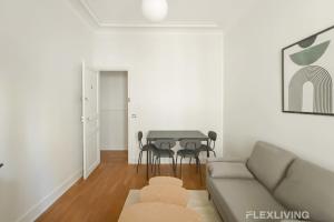 パリにあるCozy Room in Alésia Paris 14thのソファとテーブルのあるリビングルーム