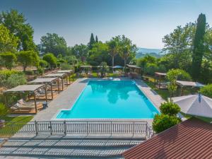 an overhead view of a swimming pool at a resort at Agriturismo Tontenano in Bucine