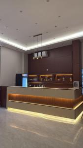 a lobby with aasteryasteryasteryasteryasteryasteryasteryasteryasteryasteryasteryastery at فلور للشقق الفندقية القيصومة in Al Qayşūmah