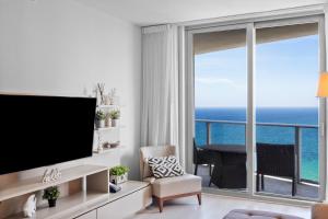 Sala de estar con TV y vistas al océano en Picturesque Beachfront Condo - LOVELY 2BD and 2BA APT WITH DIRECT OCEAN VIEW, en Hollywood 56 fotos más