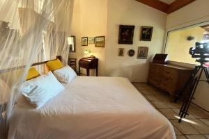 - une chambre avec un lit et un appareil photo sur un tripode dans l'établissement Villa 5 rooms with pool near the sea, à Hyères