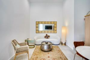 Χώρος καθιστικού στο Shop, Dine and Walk to Ocean Redondo Beach Apt!