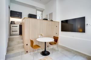 Η κουζίνα ή μικρή κουζίνα στο Shop, Dine and Walk to Ocean Redondo Beach Apt!