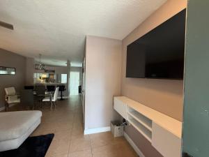 Μια τηλεόραση ή/και κέντρο ψυχαγωγίας στο Wesley Chapel Hidden Gem